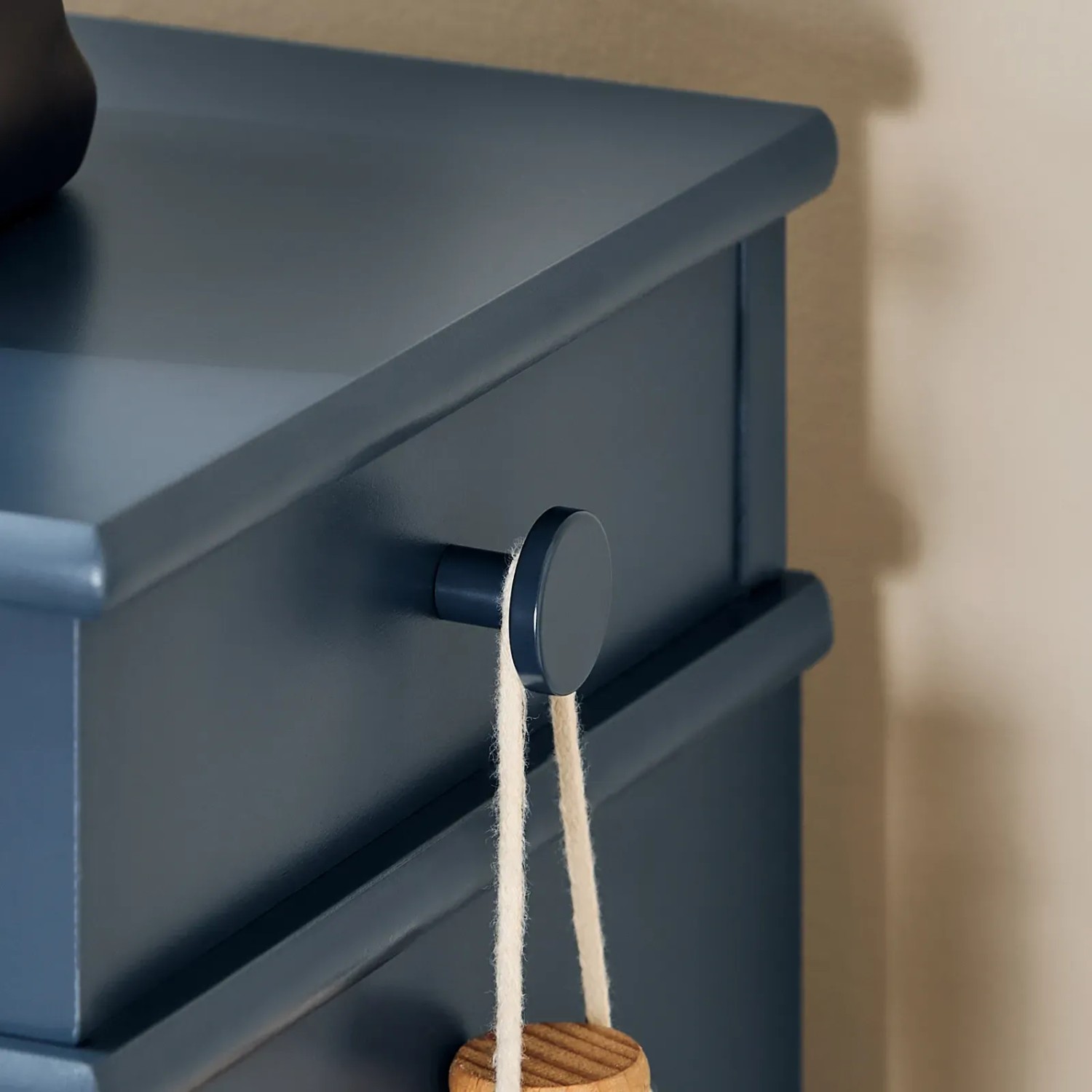 Detailaufnahme: Blaue SoBuy Schuhbank mit Klappe und Sitzkissen.
