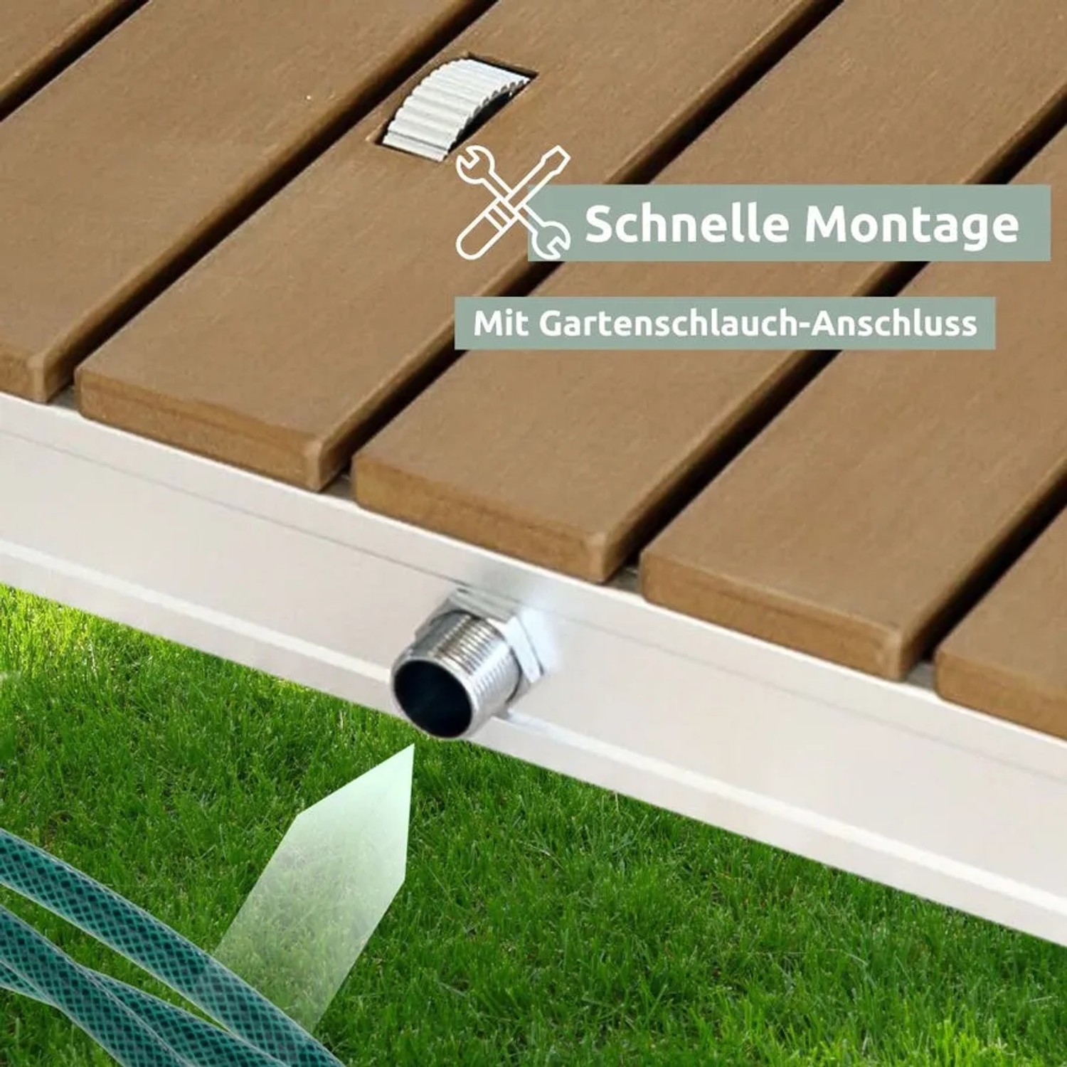 Detailaufnahme: holz4home Gartendusche mit Gartenschlauchanschluss für einfache Montage.