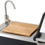 Detailansicht: Outdoor-Küche mit Spülbecken, Schneidebrett und Gasgrill in Schwarz-Edelstahl.