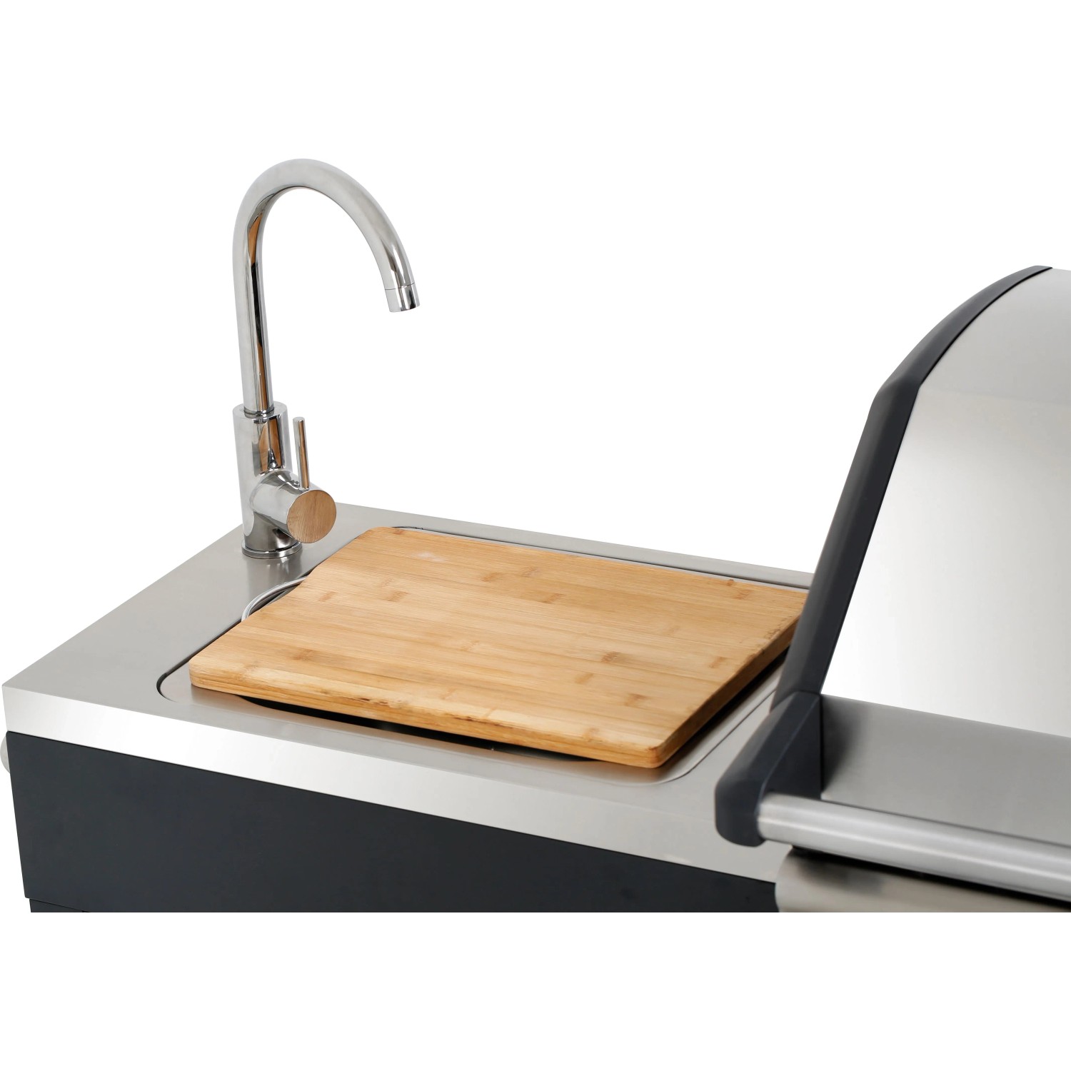 Detailansicht: Outdoor-Küche mit Spülbecken, Schneidebrett und Gasgrill in Schwarz-Edelstahl.