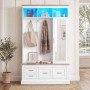 Weiße Flurgarderobe mit Holzoptik, Spiegel, LED-Beleuchtung, Haken, Schubladen und Schuhschrank. Ideal für Diele.