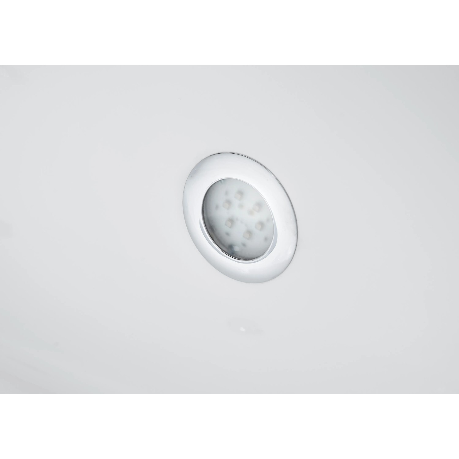 Detailaufnahme: LED-Farblichtscheinwerfer in Ottofond Whirlpool Spirit Badewanne.