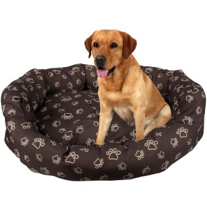 Hund im braunen Bestlivings Hundebett 65x80cm mit Pfotenmuster. Gemütliches Hundekörbchen.