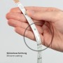 Flexibler, mehrfarbiger LED-Streifen (3 m) mit selbstklebender Rückseite in Hand.