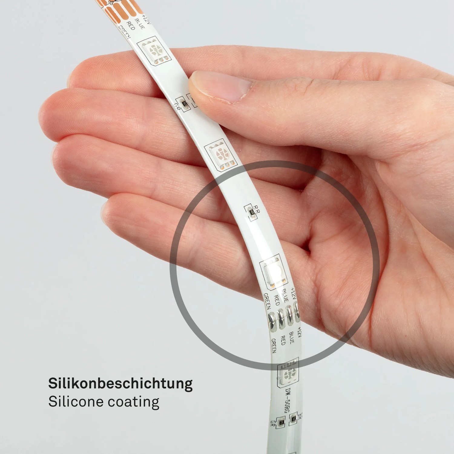Flexibler, mehrfarbiger LED-Streifen (3 m) mit selbstklebender Rückseite in Hand.