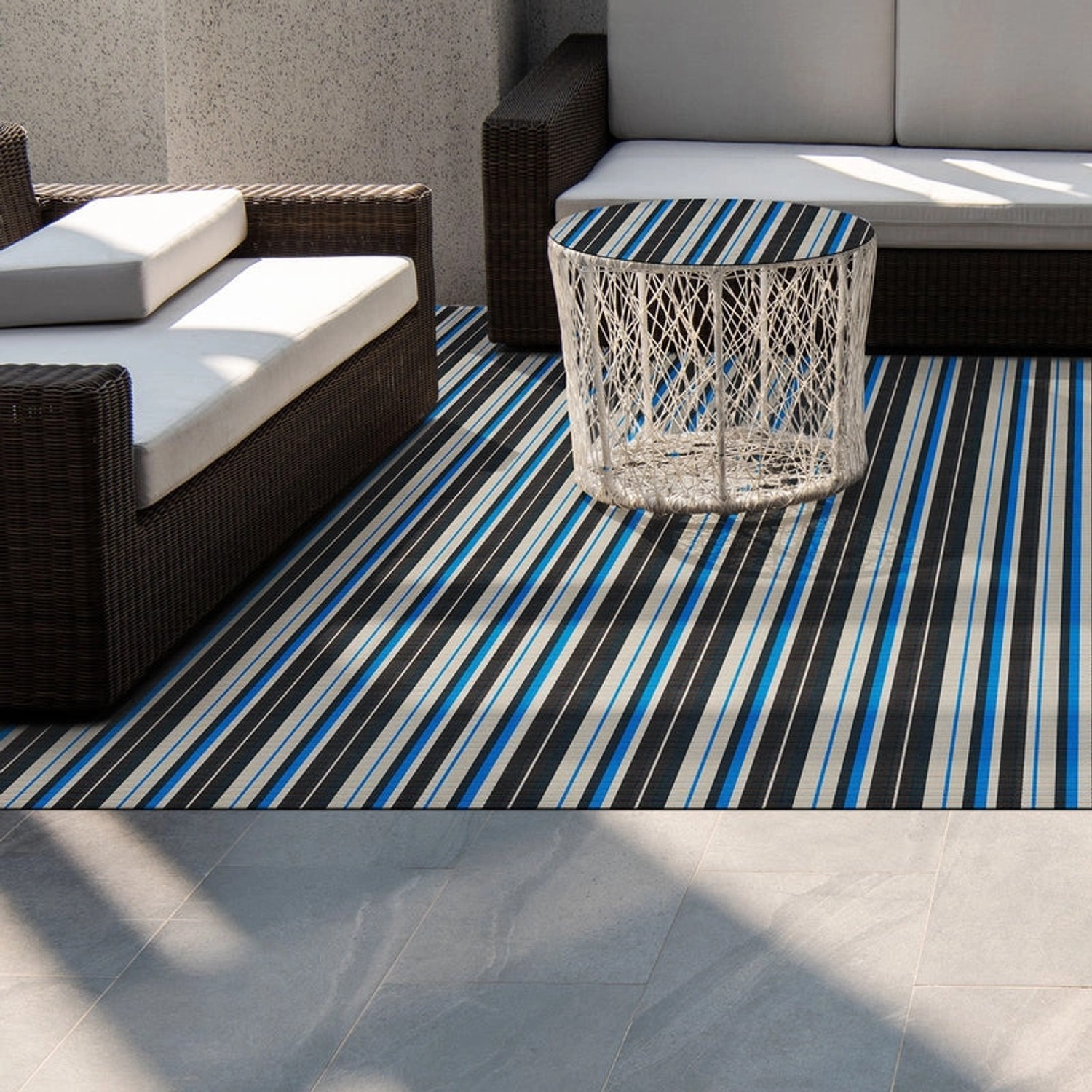 Gestreifter KARAT Outdoor Teppich Ravenna in Blau/Schwarz, passgenau für Balkon und Terrasse.