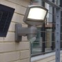 Lutec Solar LED-Strahler Sunshine mit Solarpanel und Bewegungssensor für den Außenbereich.