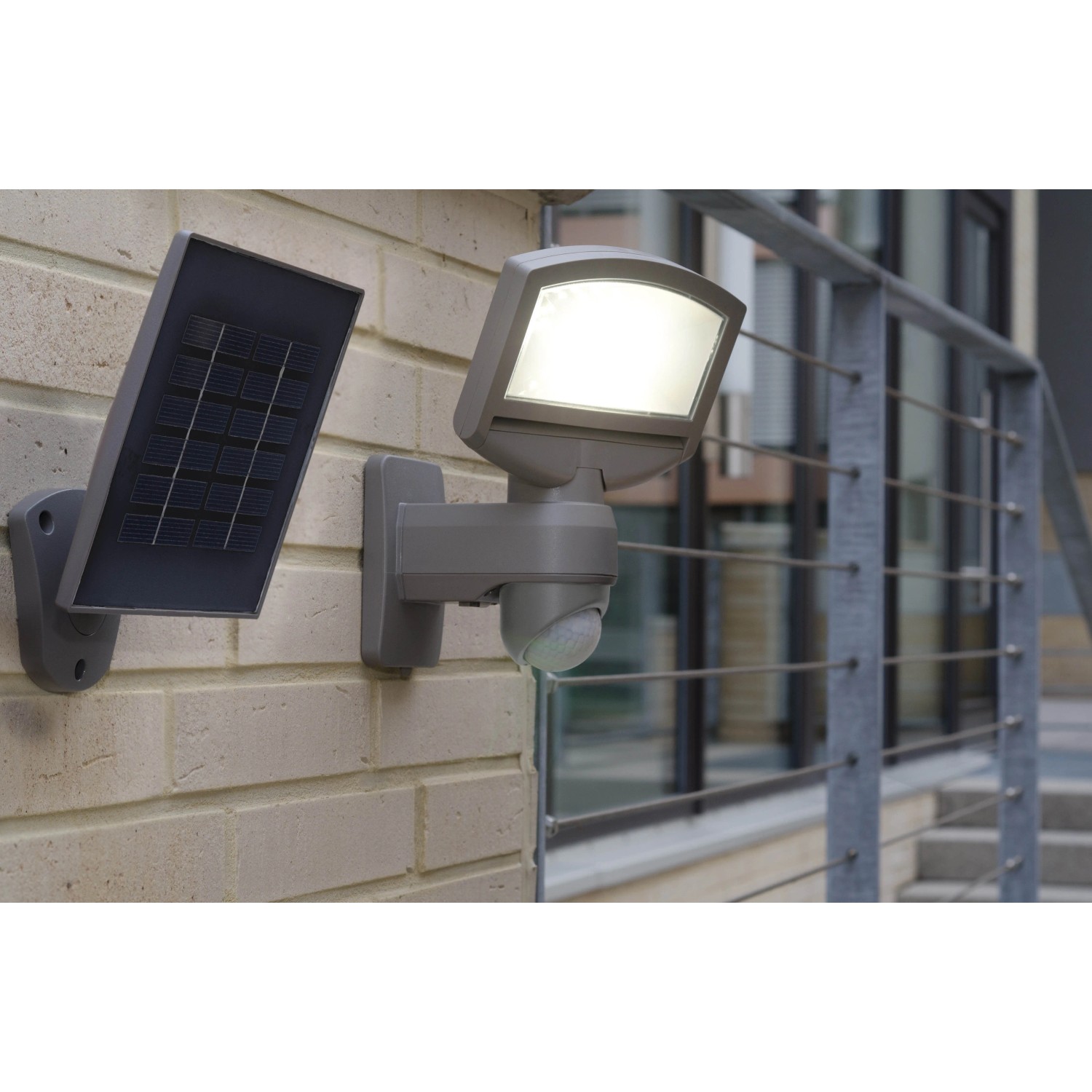 Lutec Solar LED-Strahler Sunshine mit Solarpanel und Bewegungssensor für den Außenbereich.