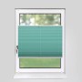 Türkisfarbenes Deco-Raum Plissee Basic 90x210cm am Fenster, blickdicht und ohne Bohren montiert.