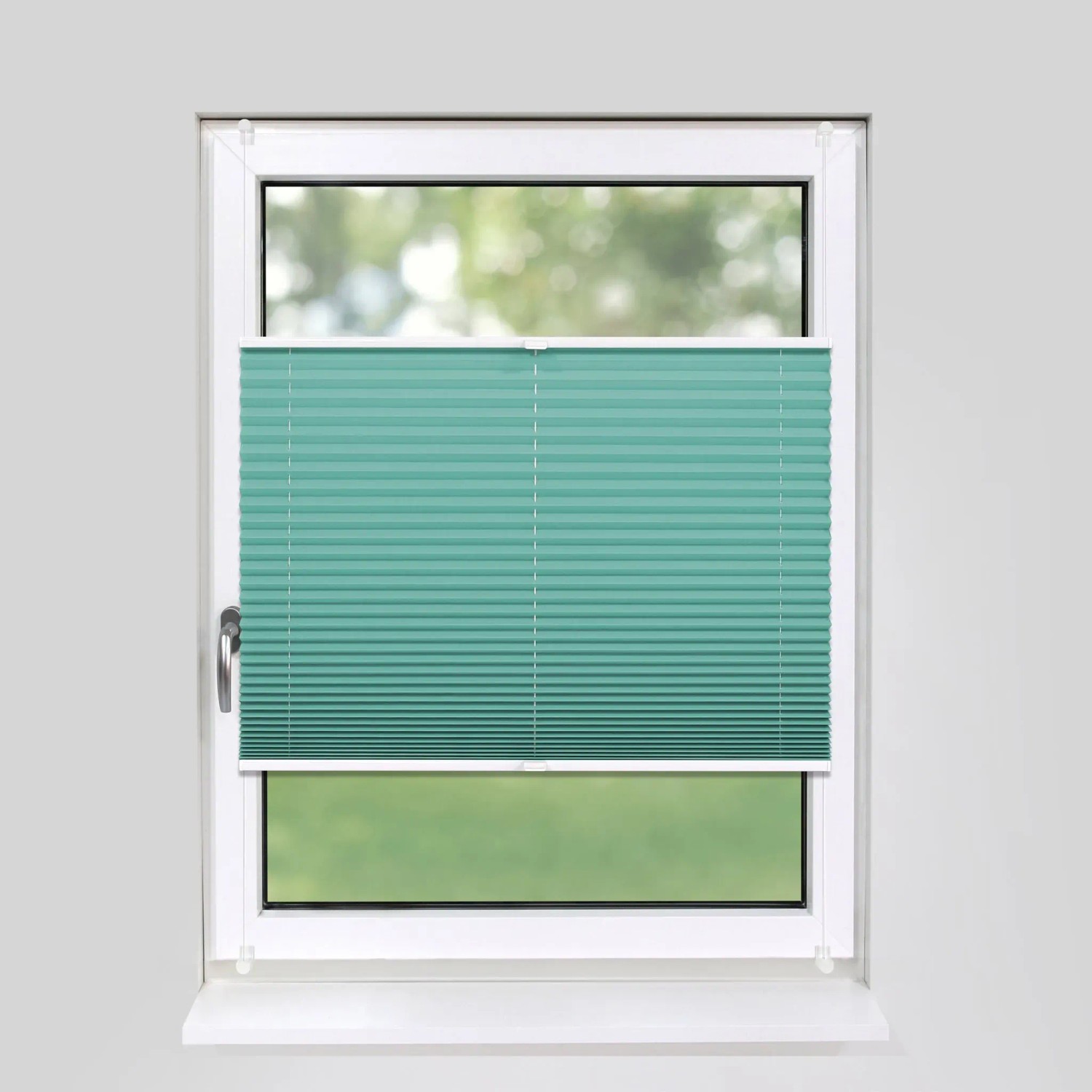 Türkisfarbenes Deco-Raum Plissee Basic 90x210cm am Fenster, blickdicht und ohne Bohren montiert.
