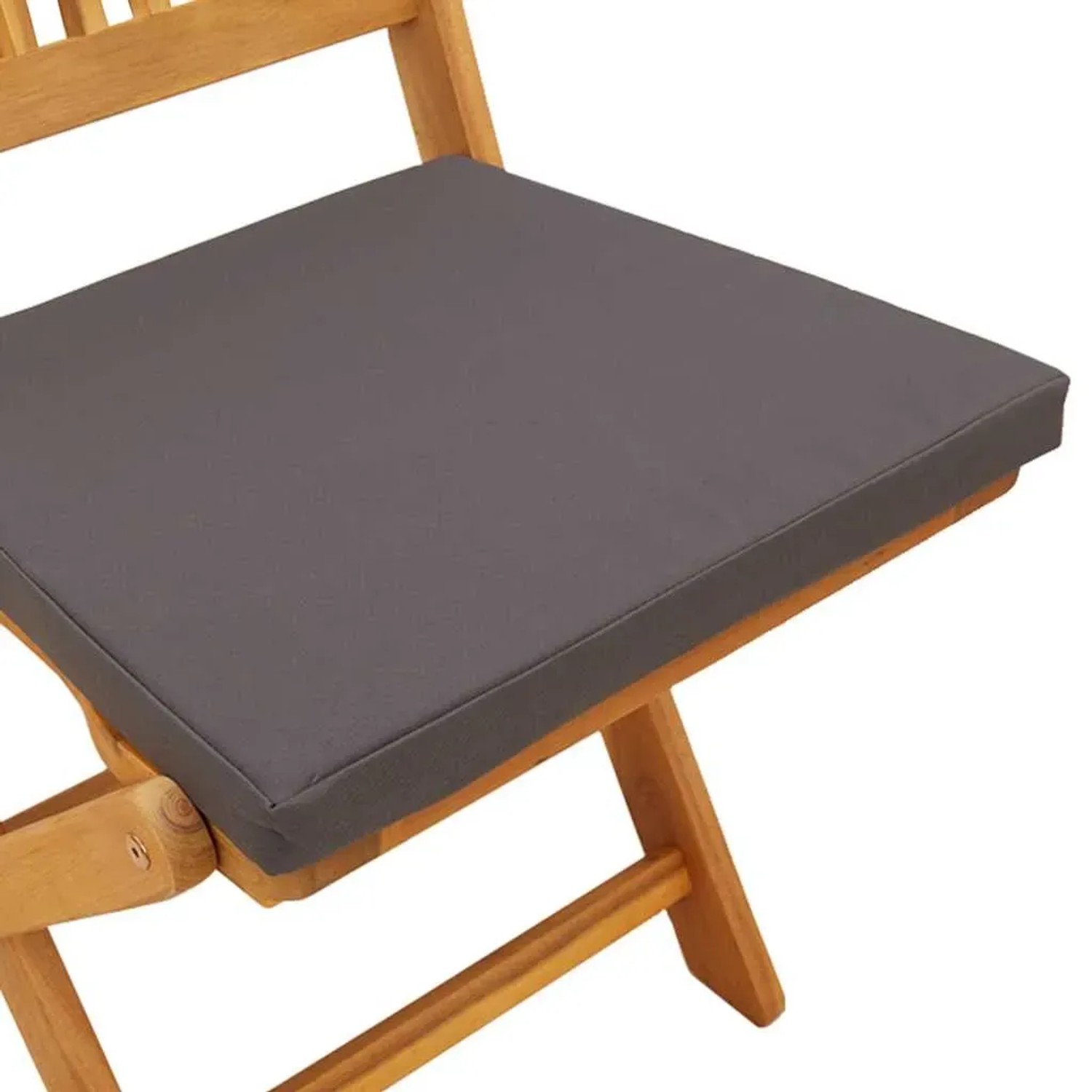 Detailaufnahme: Stuhl aus Akazienholz mit grauem Sitzkissen, Teil des 3-tlg. Garten Bistro Sets.