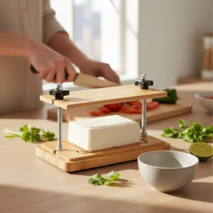 Relaxdays Tofupresse aus Bambus mit Tofu, Schraubmechanik und Tropfschale auf Küchentisch.