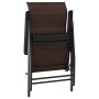 Brauner klappbarer Gartenstuhl aus Poly Rattan mit dunklem Stahlrahmen, platzsparend gefaltet.