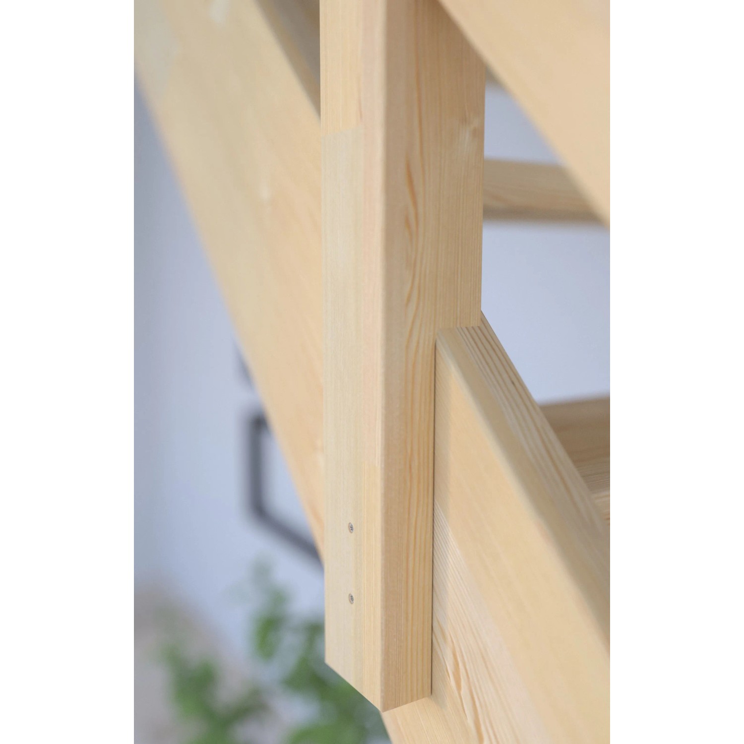 Detailaufnahme: StarWood Treppe Korfu, Fichte, gewendelt, mit Holz-Edelstahl-Geländer.