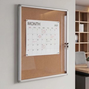 Rechteckiger MCW Schaukasten Q51 mit silbernem Aluminiumrahmen, Korkrückwand und abschließbarer Acrylglasfront, an Wand montiert.