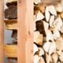 Westmann Kaminholzregal Michel aus Lärchenholz, gefüllt mit Kaminholz.