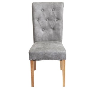 Eleganter hellgrauer Esszimmerstuhl im Chesterfield-Stil, gepolstert mit Rautenmuster, Nieten und hellen Holzbeinen.