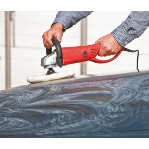 Rote Poliermaschine (1600 W) in Aktion auf dunklem Autolack. Autopflege für Profis.