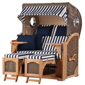 Grauer Teak Strandkorb Ammersee Komplettset mit Bullauge, Streifenmuster und ausziehbaren Fußstützen.