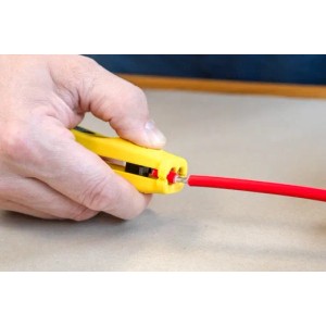 WEICON Mini-Solar Abisolierzange 1,5/2,5 mm² in Nutzung mit rotem Kabel.