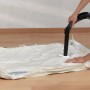 Wenko Vakuumbeutel Set, 6-teilig, transparent. Textilien werden mit Staubsauger vakuumiert.