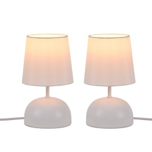 Zwei weiße NETTLIFE Nachttischlampen mit Stoffschirm und Metallfuß. Modernes Schlafzimmer Design.