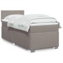Taupes Boxspringbett 100x200 cm mit Matratze und weißer Bettwäsche. Bett mit Füßen.