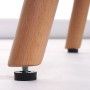Detailaufnahme: Helle Holzbeine mit verstellbaren Füßen des MCW Esszimmerstuhls.