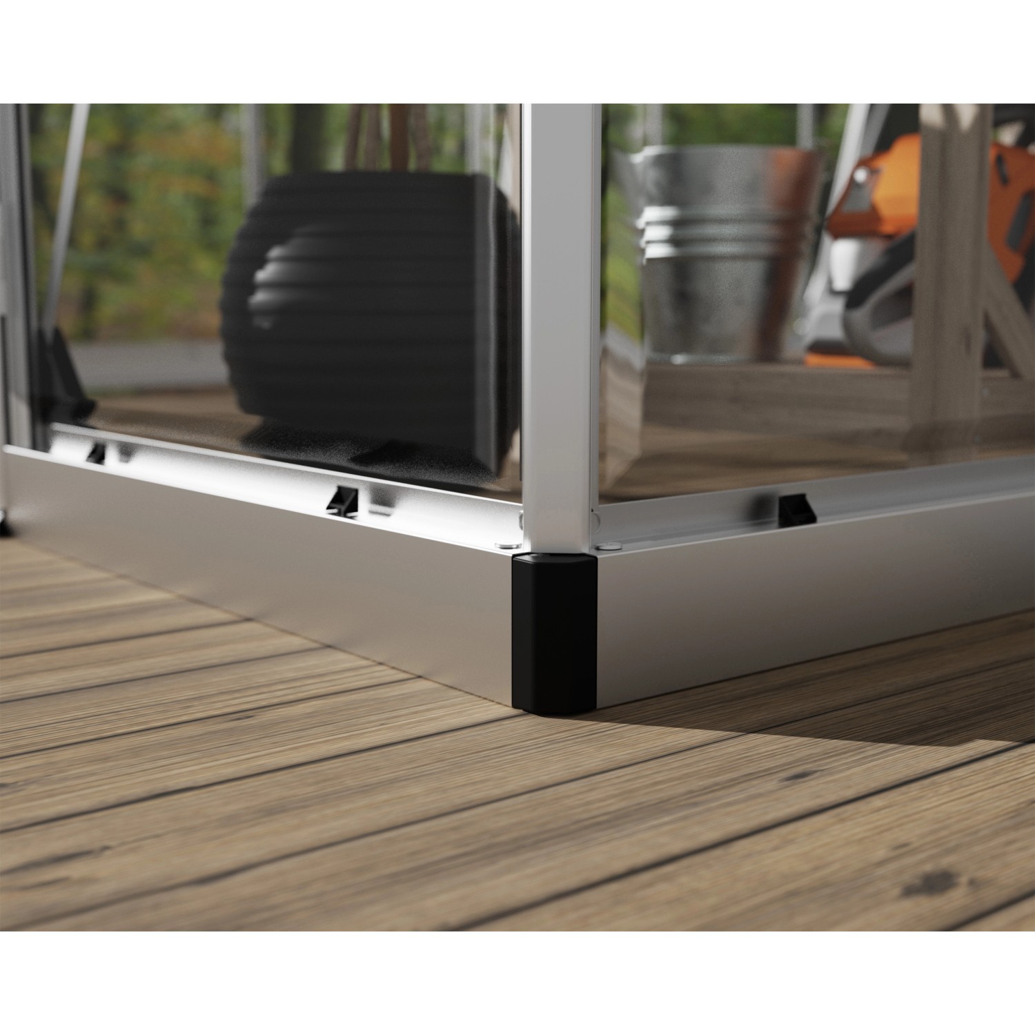 Detailaufnahme: Silbernes Palram Canopia Gewächshaus (7,9 m²) mit Fundamentrahmen auf Holzterrasse.