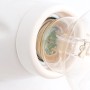 Detailaufnahme: Weiße Keramik Wandleuchte E27 mit eingesetztem Leuchtmittel.
