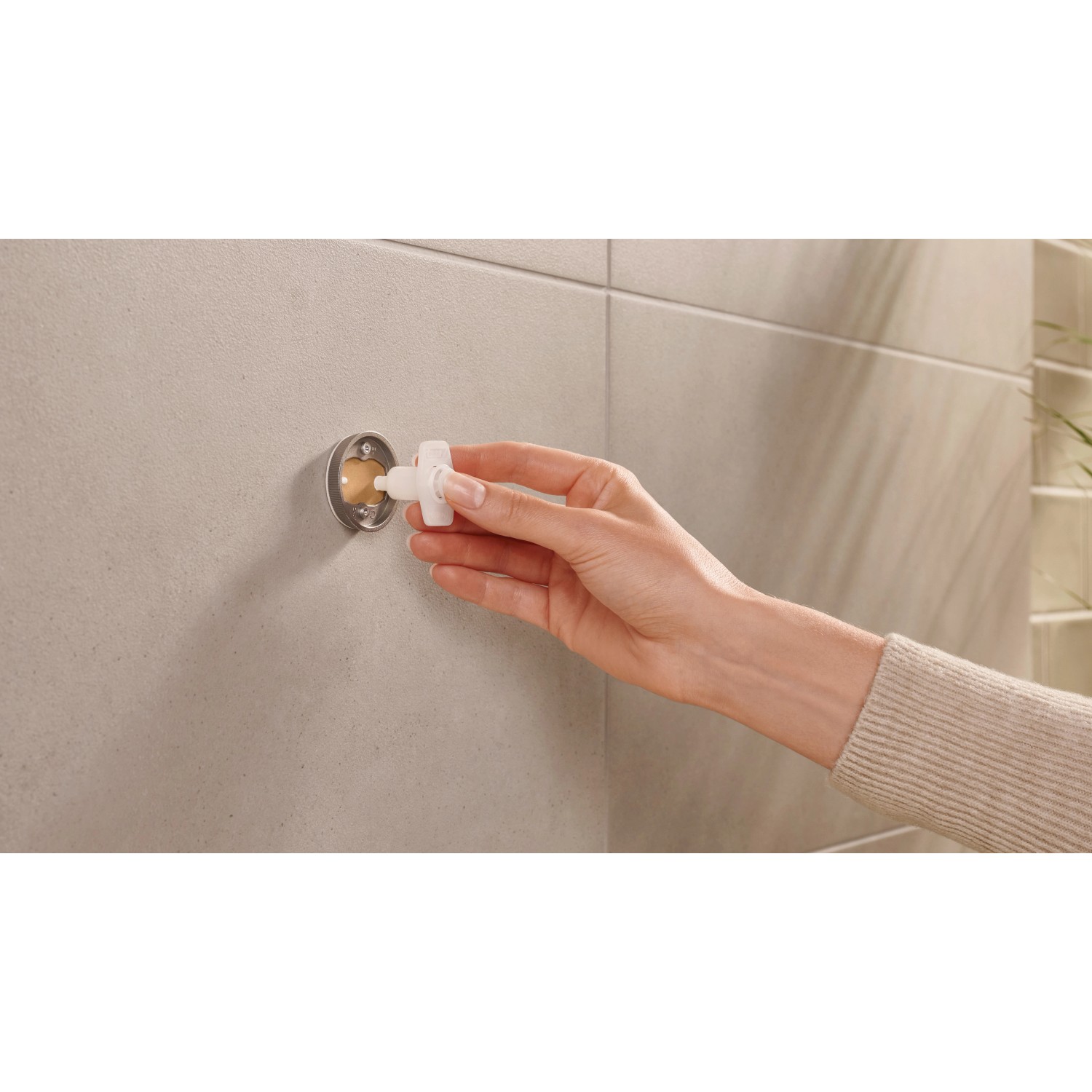 Montage des Tesa Toilettenpapierhalters Moon Schwarz Matt mit Klebelösung an der Wand.