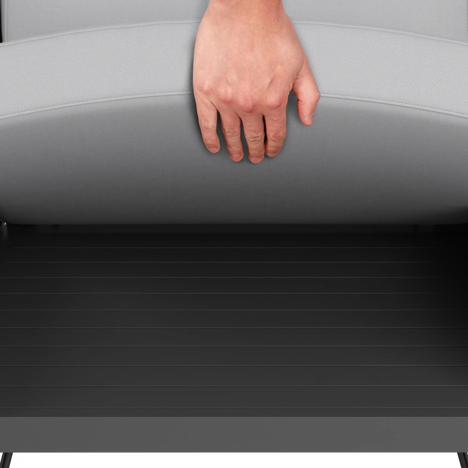 Detailaufnahme Lounge-Set Willa: Hand legt graues Polster auf anthrazitfarbenes Aluminiumgestell.