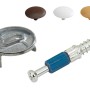 Hettich Verbindungsbeschlag Set mit Stahl-Verbinder, Dübel und Abdeckkappen in Braun, Weiß und Beige.