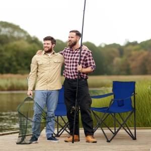 Zwei Angler mit rotem Sunula Campingstuhl, Getränkehalter und Tasche am See.
