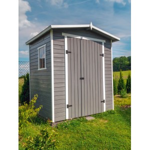 Grauer Holzschuppen, behandelt mit Xyladecor Holzschutz-Lasur 2in1, im Garten.