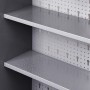 Detailaufnahme: Ondis24 Werkstattschrank mit Regalböden und Lochwand für Werkzeug.