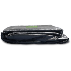 Zusammengefaltete, schwarze EXIT Premium Pool-Abdeckplane, 540x250cm.