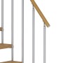 Innentreppe mit hellen Eichenstufen, perlgrauem Metallgeländer und passendem Holzhandlauf. Modernes Design.