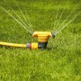 Hozelock Kreisregner im Einsatz: Bewässerung mit dem Micro-Drip-System auf Rasen.