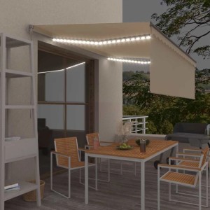 Cremefarbene, manuelle Markise mit leuchtenden LEDs und Rollo auf einem Balkon. Perfekt für Abendstunden im Freien.