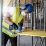 Handwerker sägt Holz mit Bosch Expert Stichsägeblatt T367 XHM. Stichsäge für präzise Schnitte.