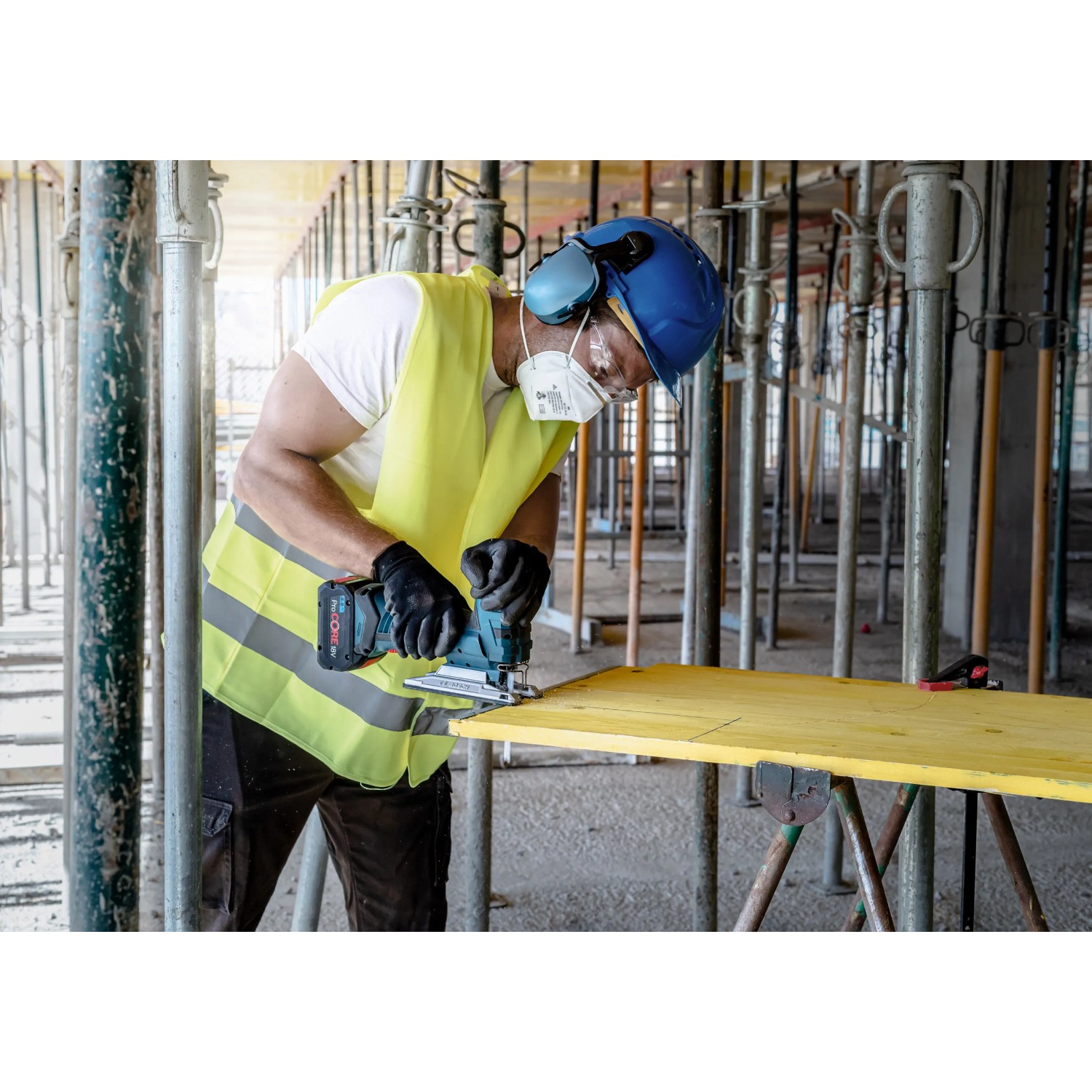 Handwerker sägt Holz mit Bosch Expert Stichsägeblatt T367 XHM. Stichsäge für präzise Schnitte.