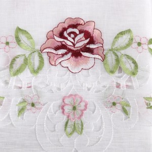 Bestlivings Türpanneau mit Rosen-Stickerei, 180x60 cm, Detailansicht.