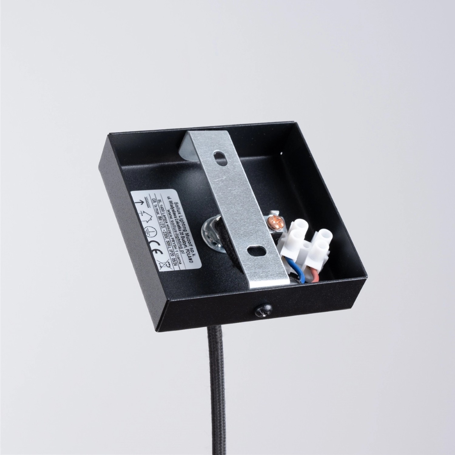 Detailaufnahme der schwarzen Sollux Lighting Hängeleuchte Prysm 1, zeigt die Deckenhalterung und Verkabelung.