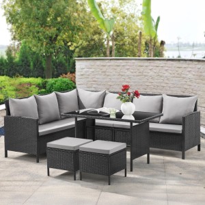 Schwarzes Svita Madison Rattan-Lounge Gartenmöbel-Set mit Ecksofa, Tisch und Hockern.