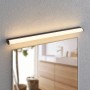 Schwarze, moderne Lindby LED Wandleuchte Ulisan aus Aluminium über einem Spiegel im Bad. Spritzwassergeschützt.