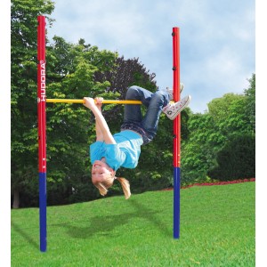 Kind turnt am Hudora Turnreck Fabian im Garten. Das Reck ist rot, blau und gelb.