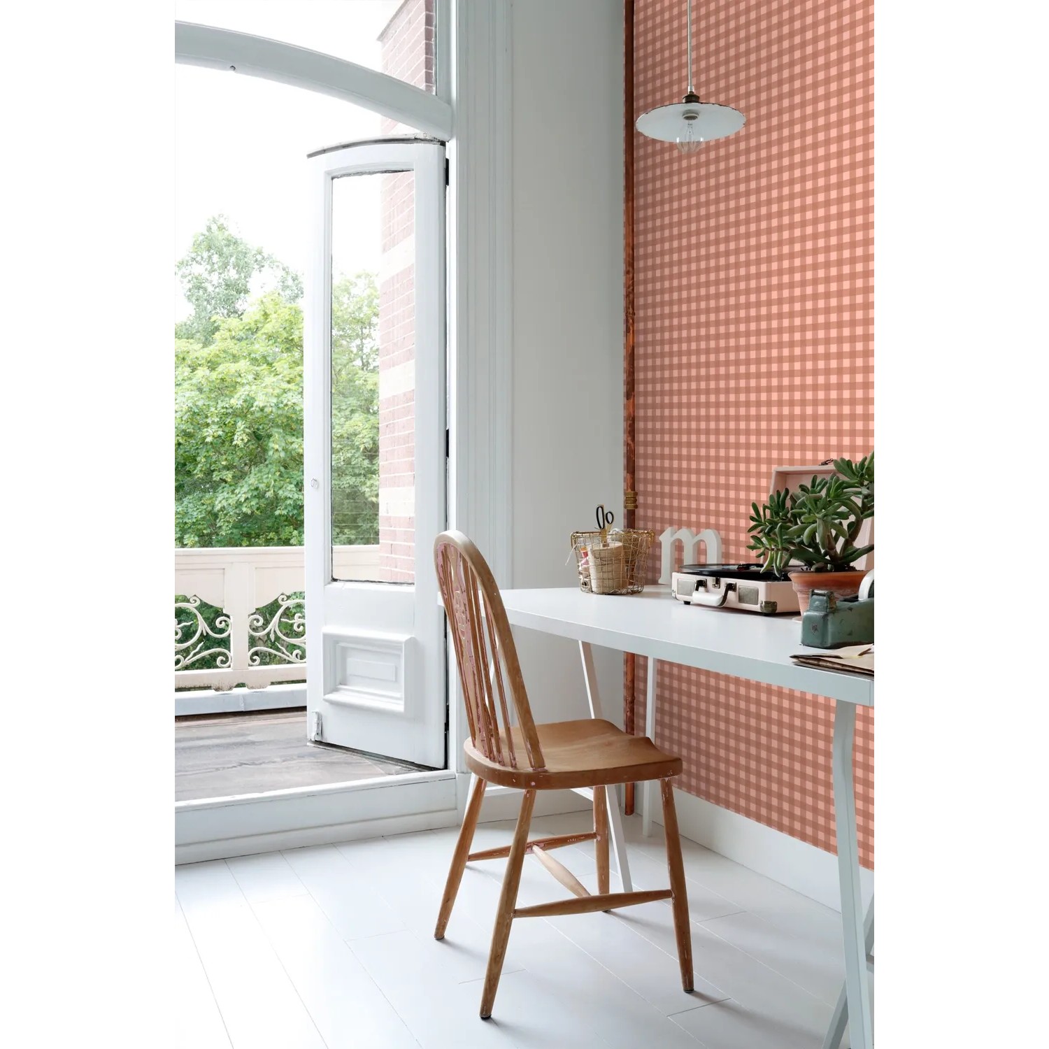 ESTAhome Tapete mit terrakottarosa Karomuster an einer Wand in hellem Raum mit weißem Schreibtisch und Stuhl.