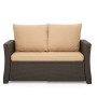 Beiges Gartenkissen-Set für 2-Sitzer Polyrattan Gartensofa. Komfortable Sitz- und Rückenkissen auf dunklem Rattanmöbel.