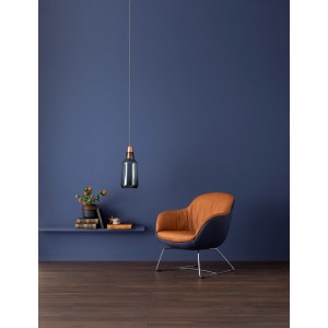 Wohnraum in Tiefseeblau mit Schöner Wohnen Designfarbe, Sessel und Lampe.